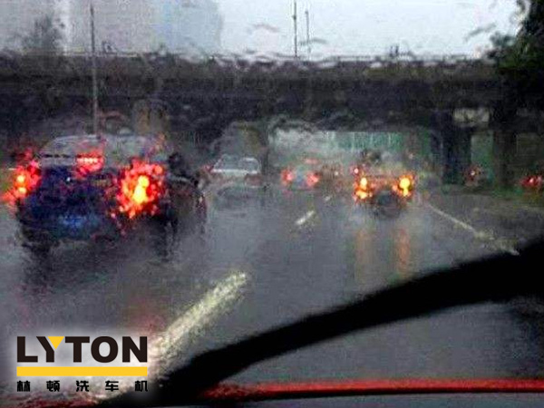 電腦洗車機(jī)南京林頓自動化再次提醒您，雨后一定要記得及時洗車。